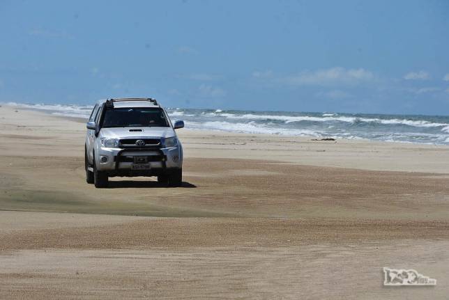 Dirigindo na Praia do Cassino que, com mais de 250 km de extensão, é a mais longa do mundo. Fica entre Chuí e Rio Grande, no Rio Grande do Sul